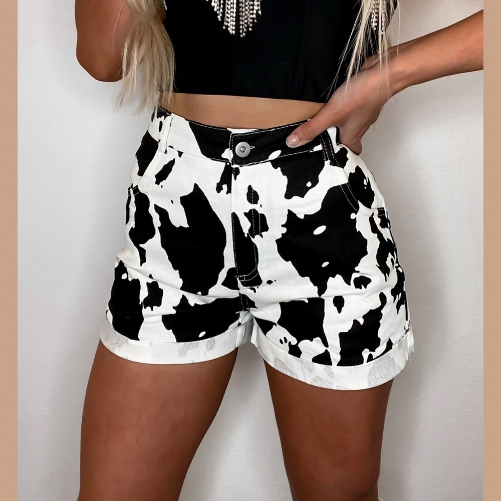 Brand New Punchy Blonde Show me Your Moo Moo Shorts.
